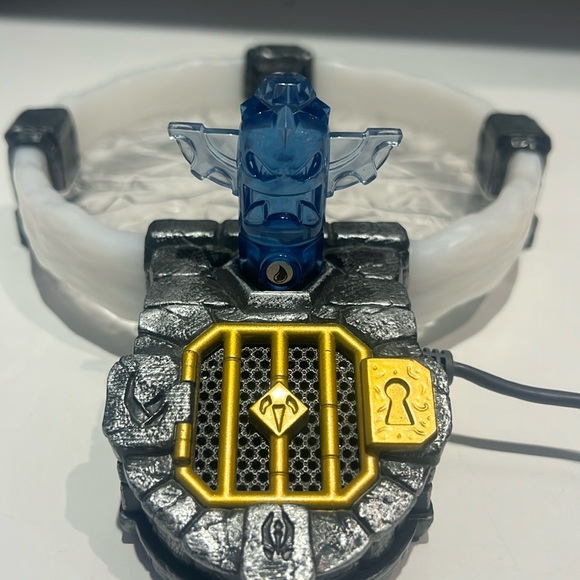 Skylanders Traptanium Portal With 5 Trap Crystals - Picture 2 of 8